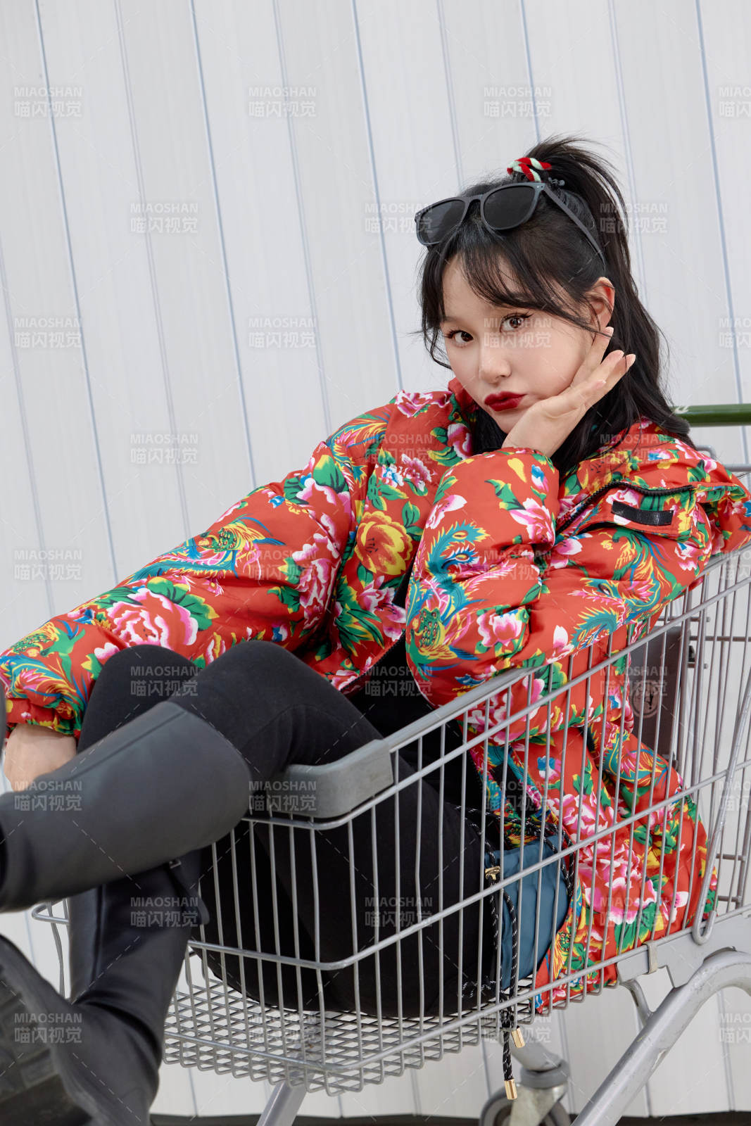 坐在商場超市購物車拍照玩樂的亞洲美女