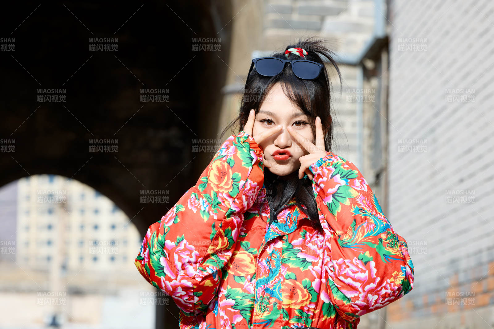 除夕在古城景区游玩拍照的亚洲美女