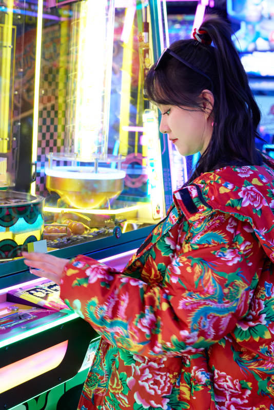 除夕在电子娱乐城游玩的亚洲美女