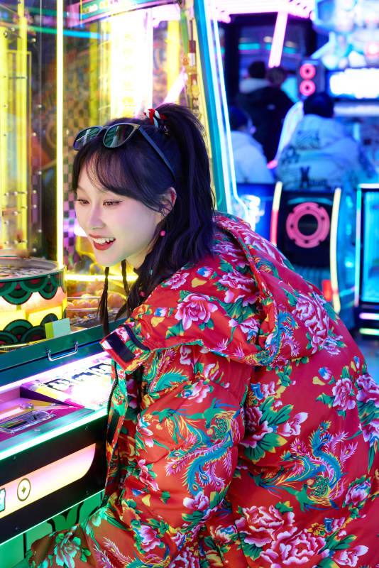 除夕在电子娱乐城游玩的亚洲美女