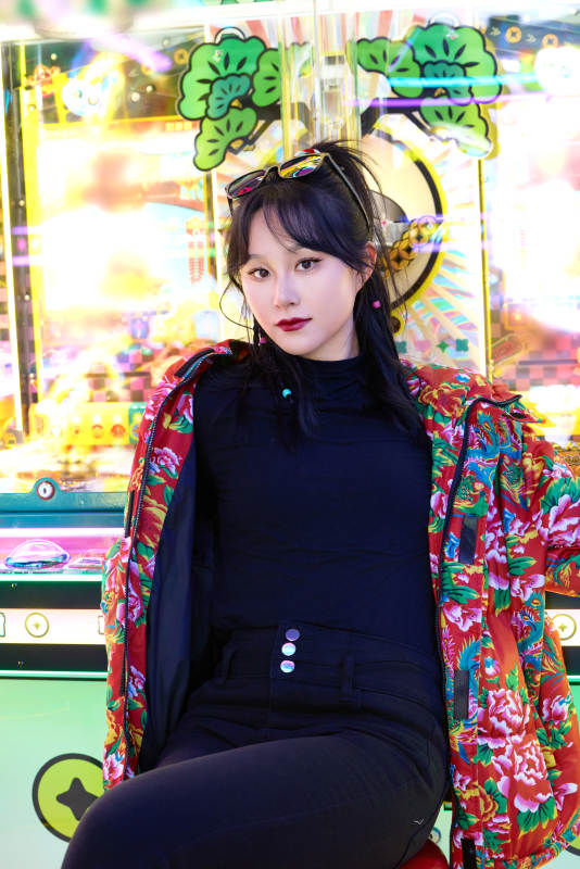 除夕在电子娱乐城游玩的亚洲美女