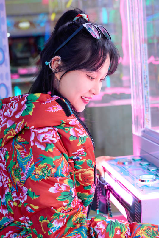 除夕在电子娱乐城游玩的亚洲美女