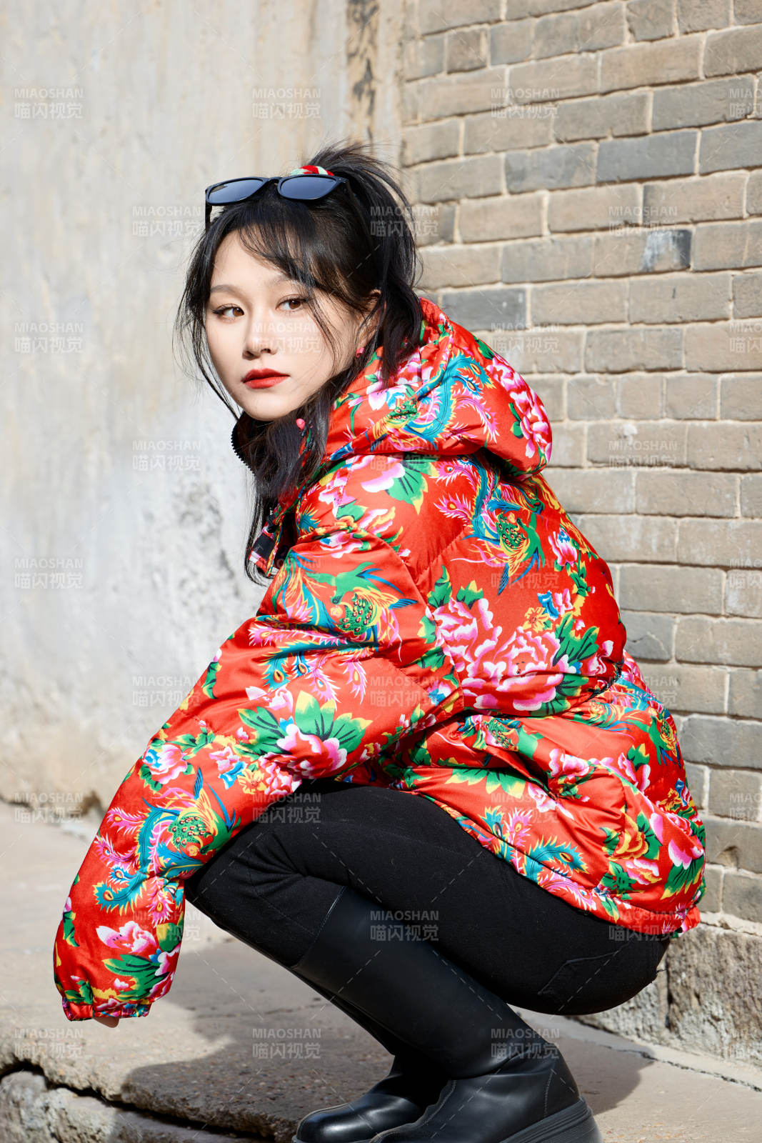 除夕在古城景區游玩拍照的亞洲美女