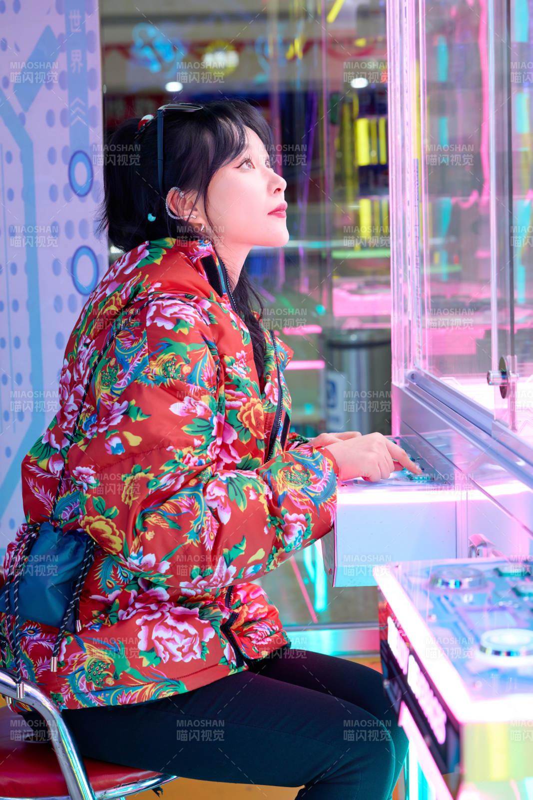 除夕在電子娛樂城游玩的亞洲美女