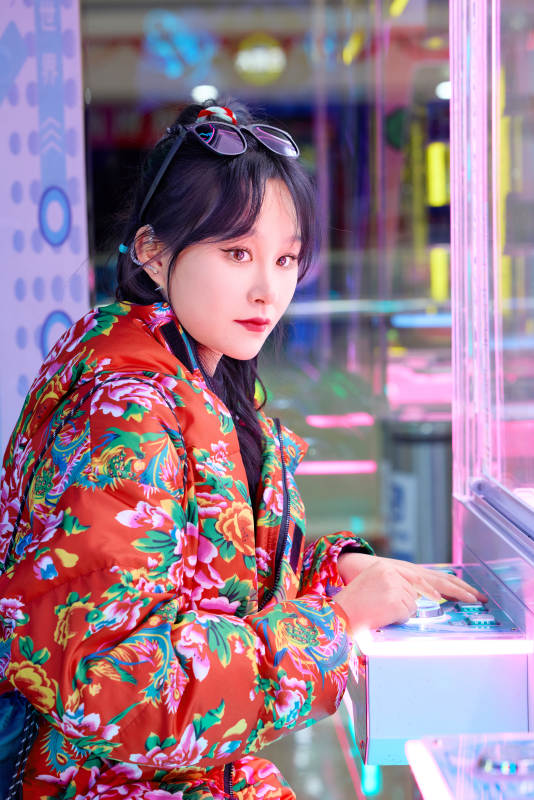 除夕在电子娱乐城游玩的亚洲美女