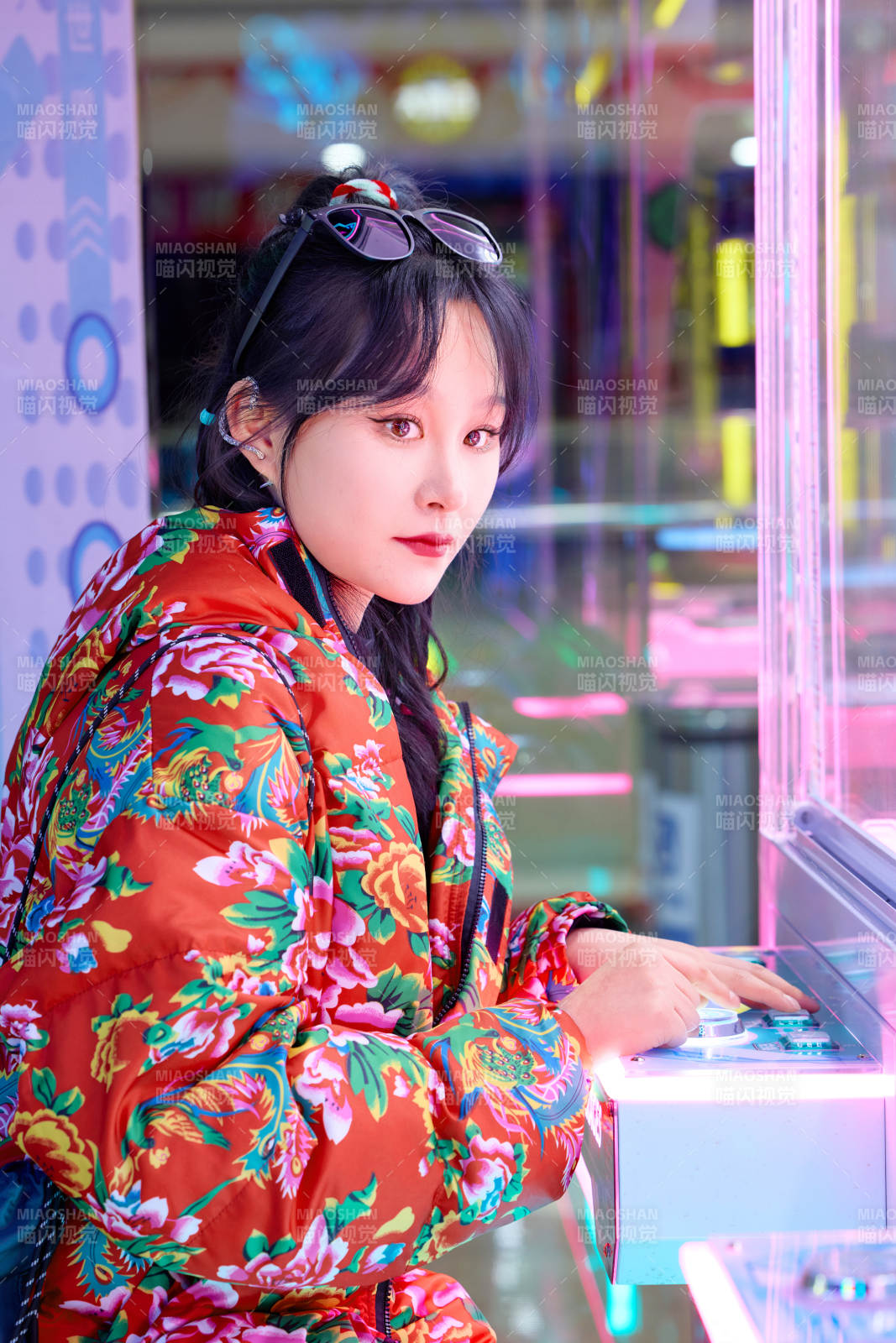 除夕在电子娱乐城游玩的亚洲美女