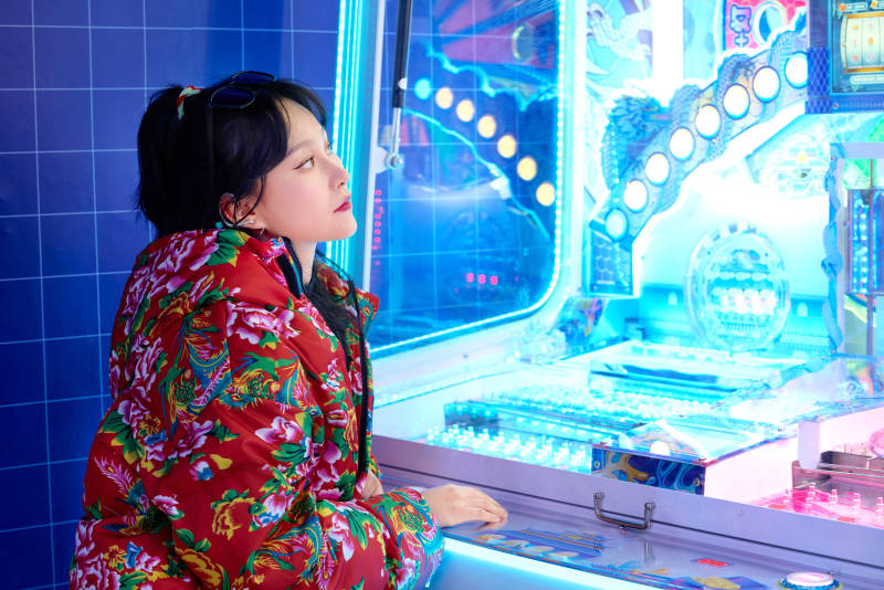 除夕在电子娱乐城游玩的亚洲美女