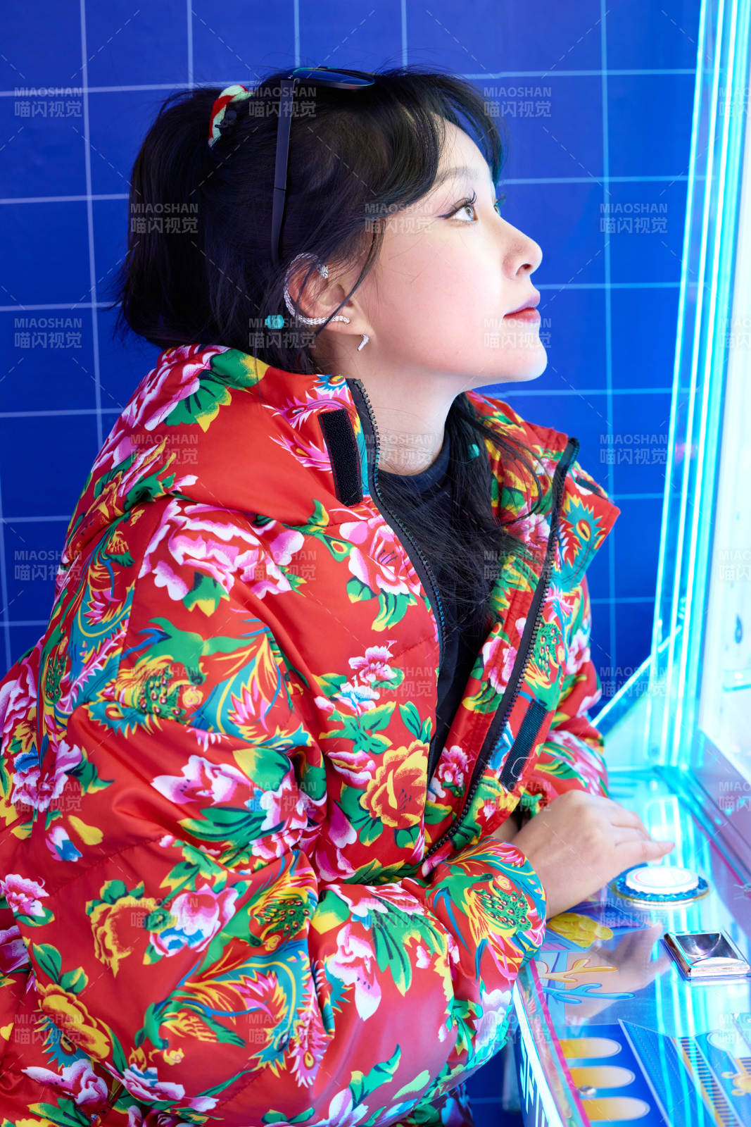 除夕在電子娛樂城游玩的亞洲美女