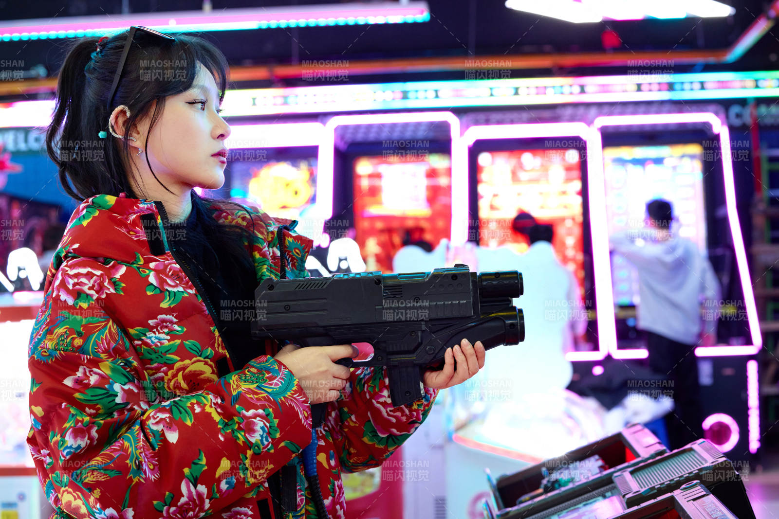 除夕在电子娱乐城游玩的亚洲美女