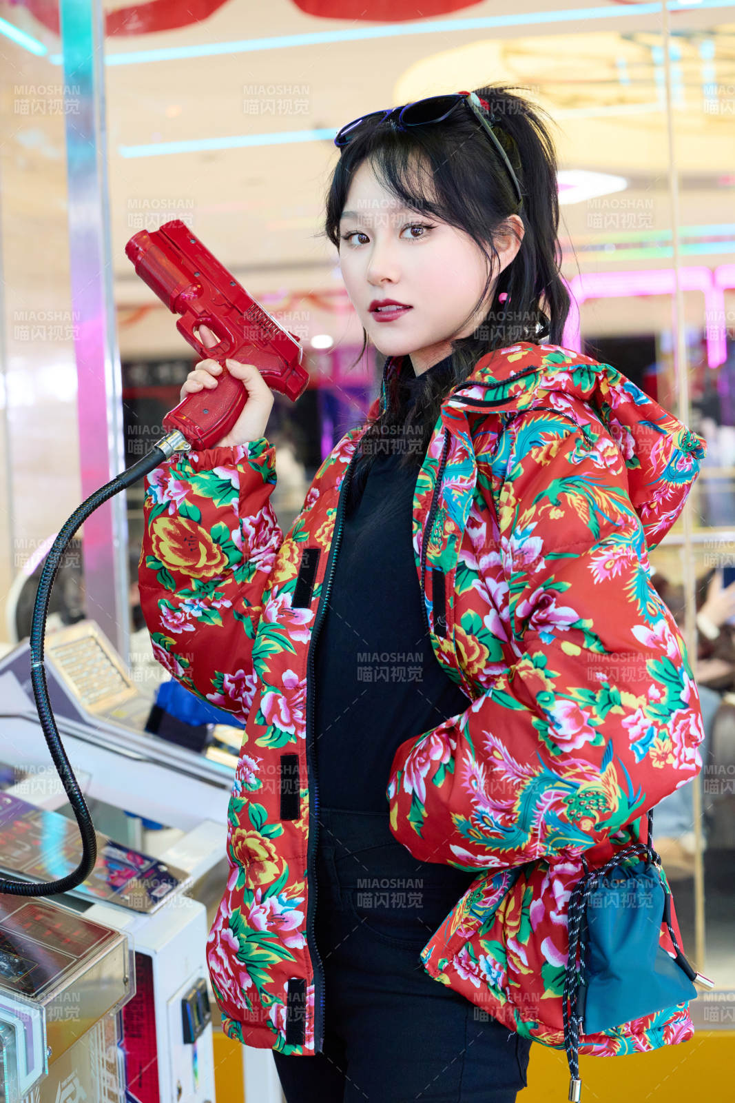 除夕在電子娛樂城游玩的亞洲美女