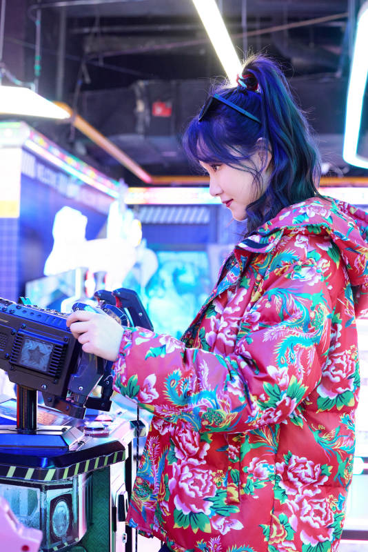 除夕在電子娛樂城游玩的亞洲美女