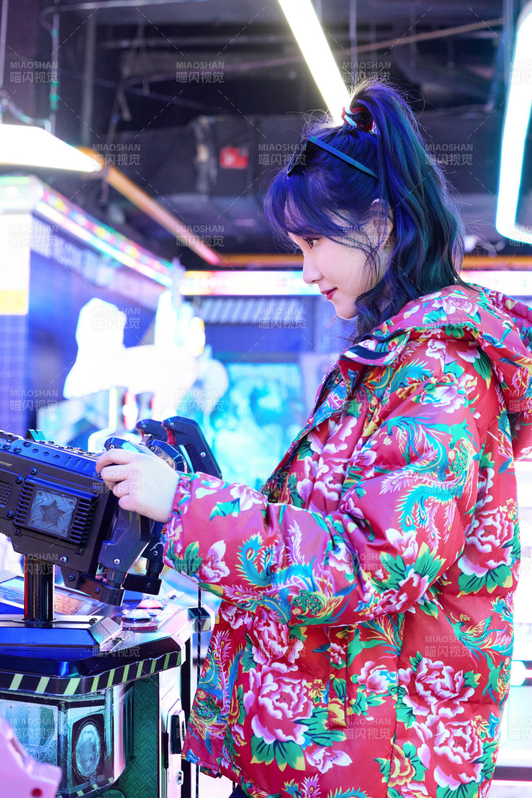 除夕在電子娛樂城游玩的亞洲美女