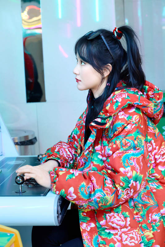 除夕在电子娱乐城游玩的亚洲美女