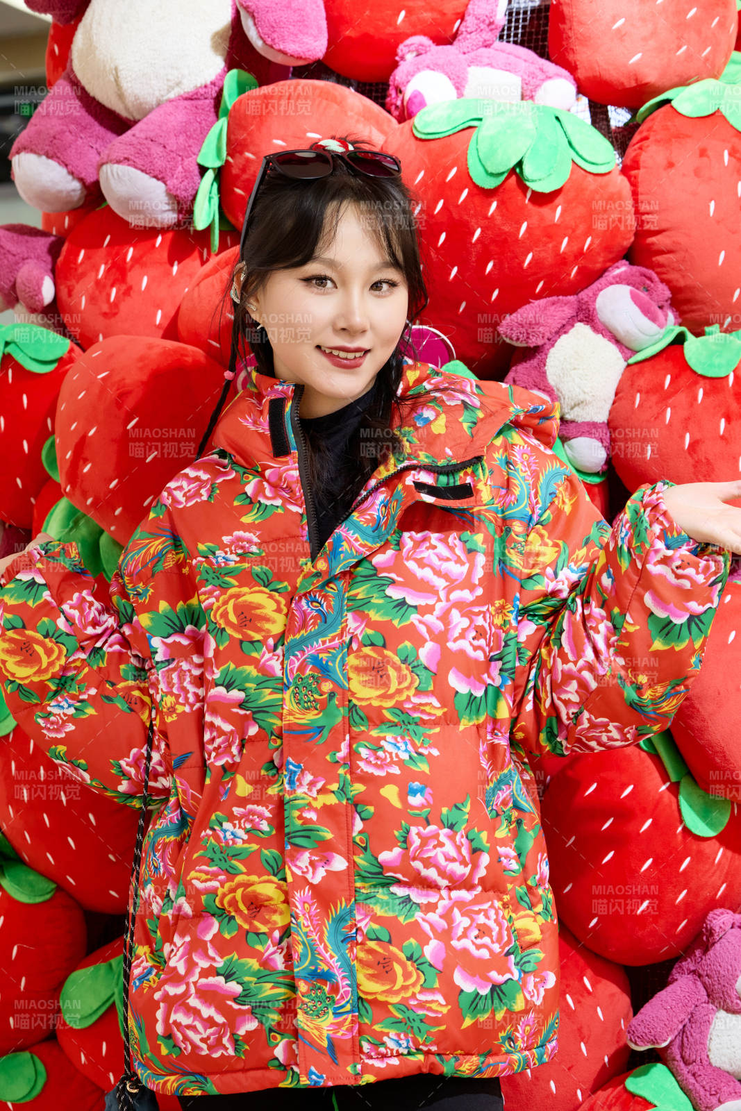 除夕在街頭游玩拍照的亞洲美女