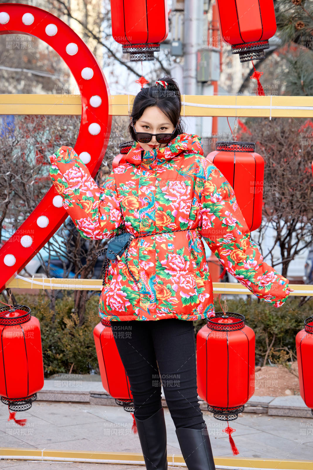 除夕在街頭游玩拍照的亞洲美女