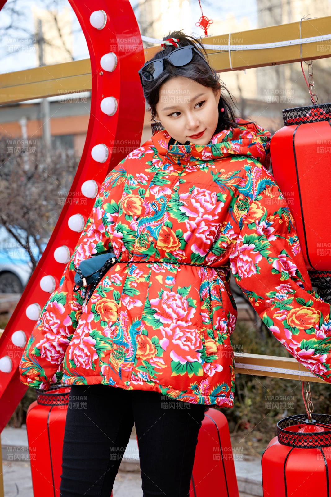 除夕在街頭游玩拍照的亞洲美女