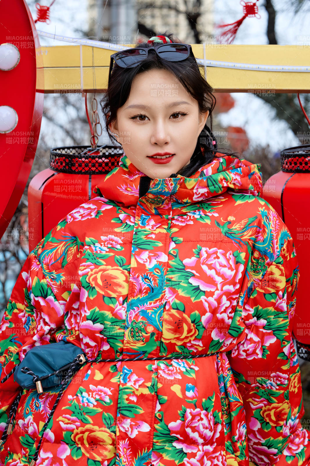 除夕在街頭游玩拍照的亞洲美女