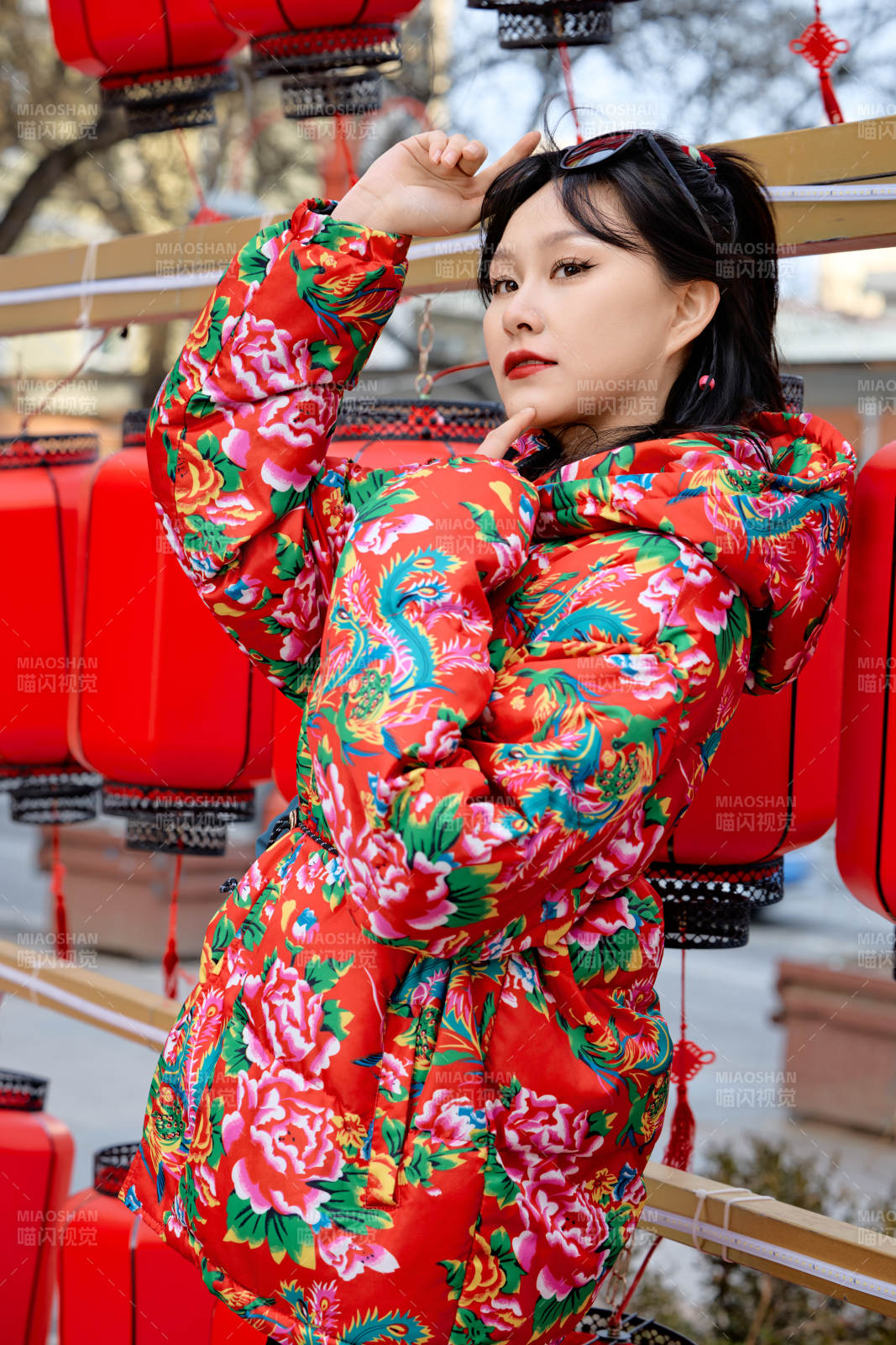 除夕在街頭游玩拍照的亞洲美女