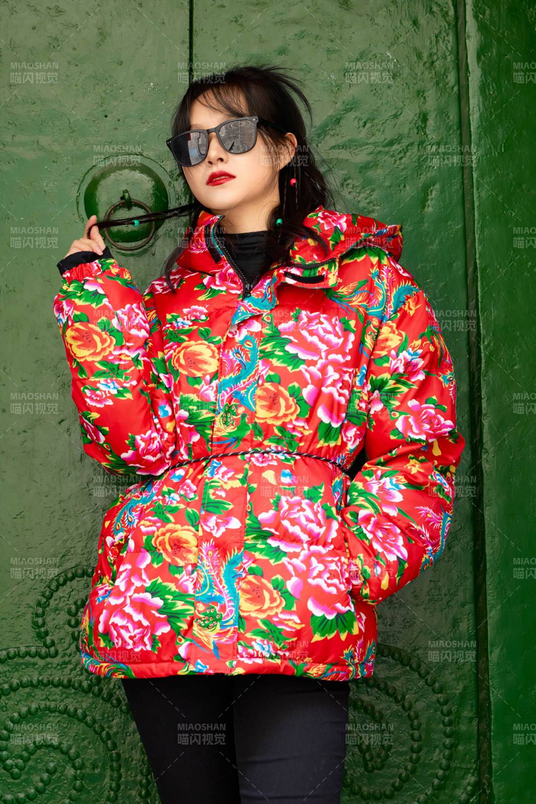 除夕在古城景區(qū)游玩拍照的亞洲美女