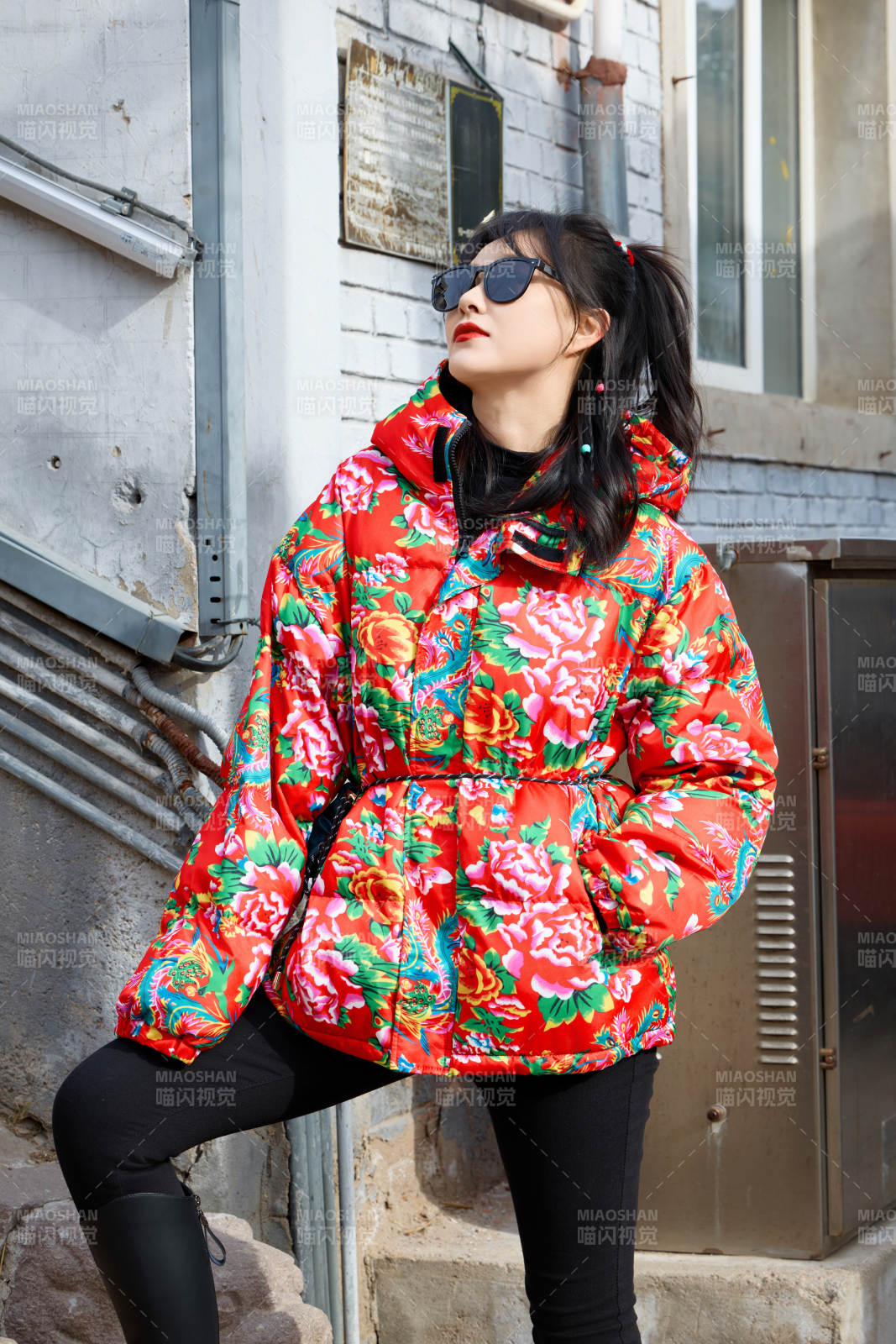 除夕在街頭游玩拍照的亞洲美女