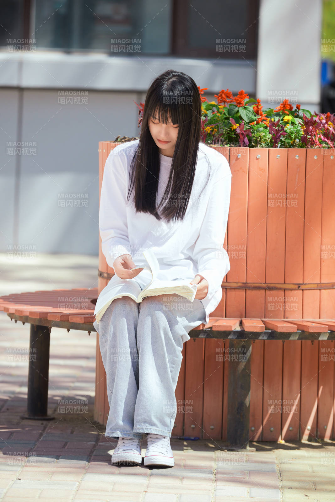 户外校园里读书学习的女大学生