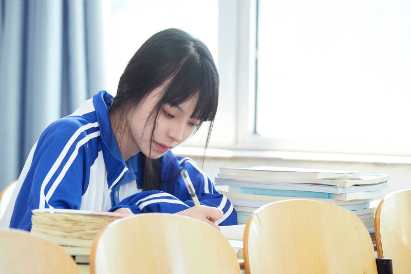教室里努力看书学习备战高考的女高中生