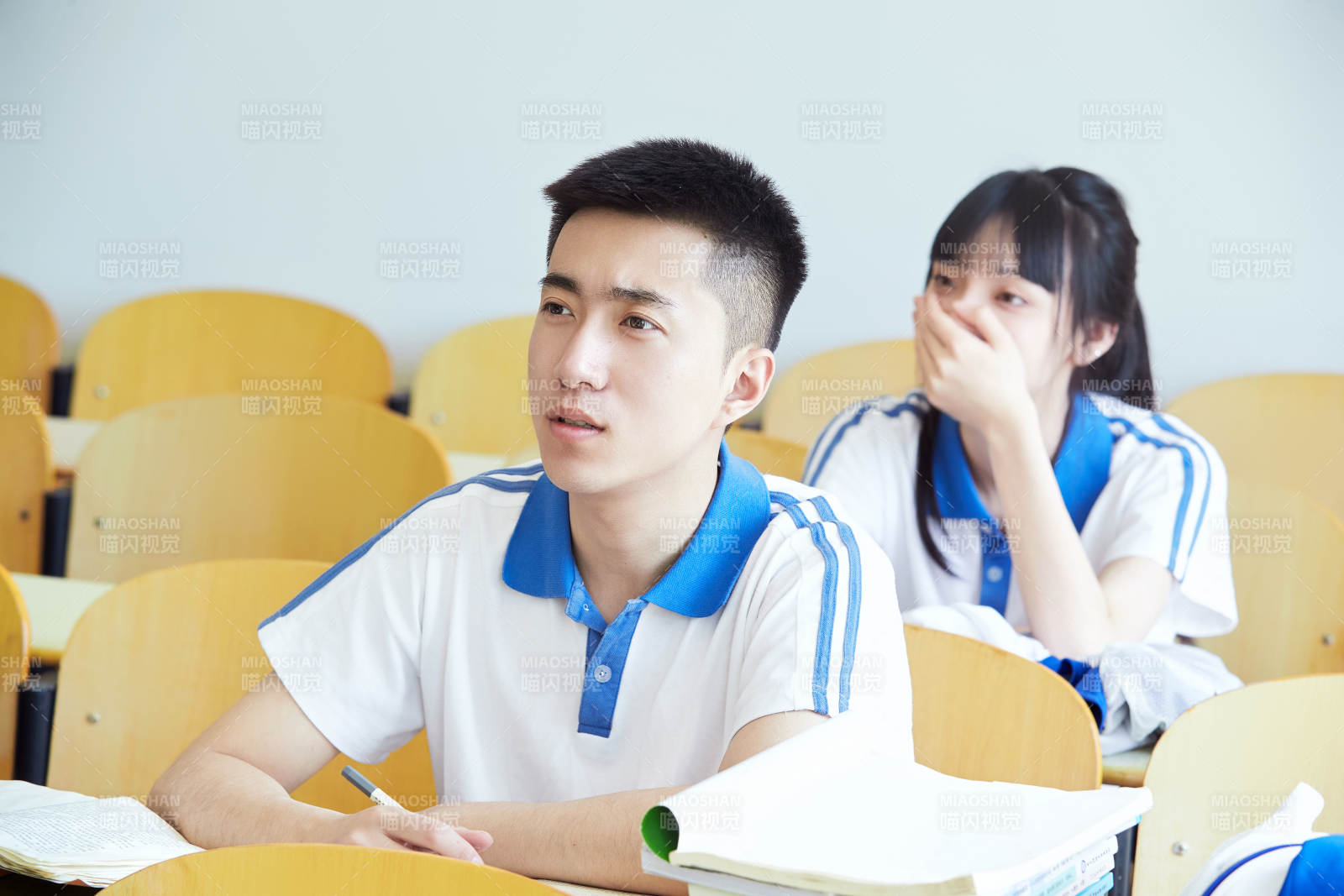 教室里努力看書學(xué)習(xí)備戰(zhàn)高考的高中生