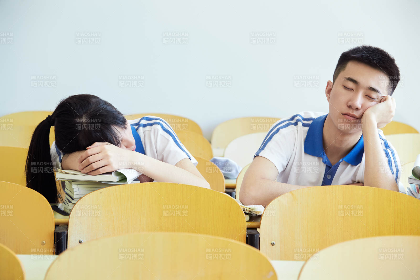 上课时在教室黑板解答数学习题的高中生图片