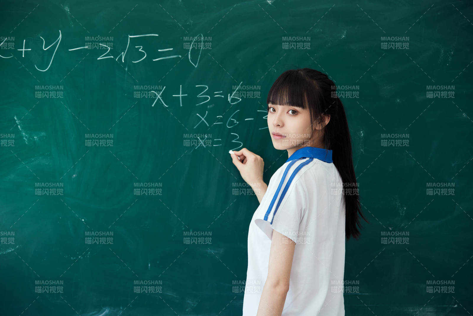 上課時在教室黑板解答數學習題的高中生圖片