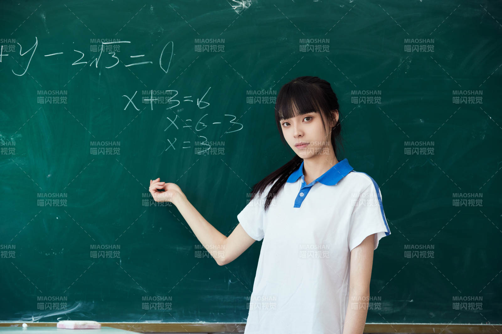 上課時(shí)在教室黑板解答數(shù)學(xué)習(xí)題的高中生圖片