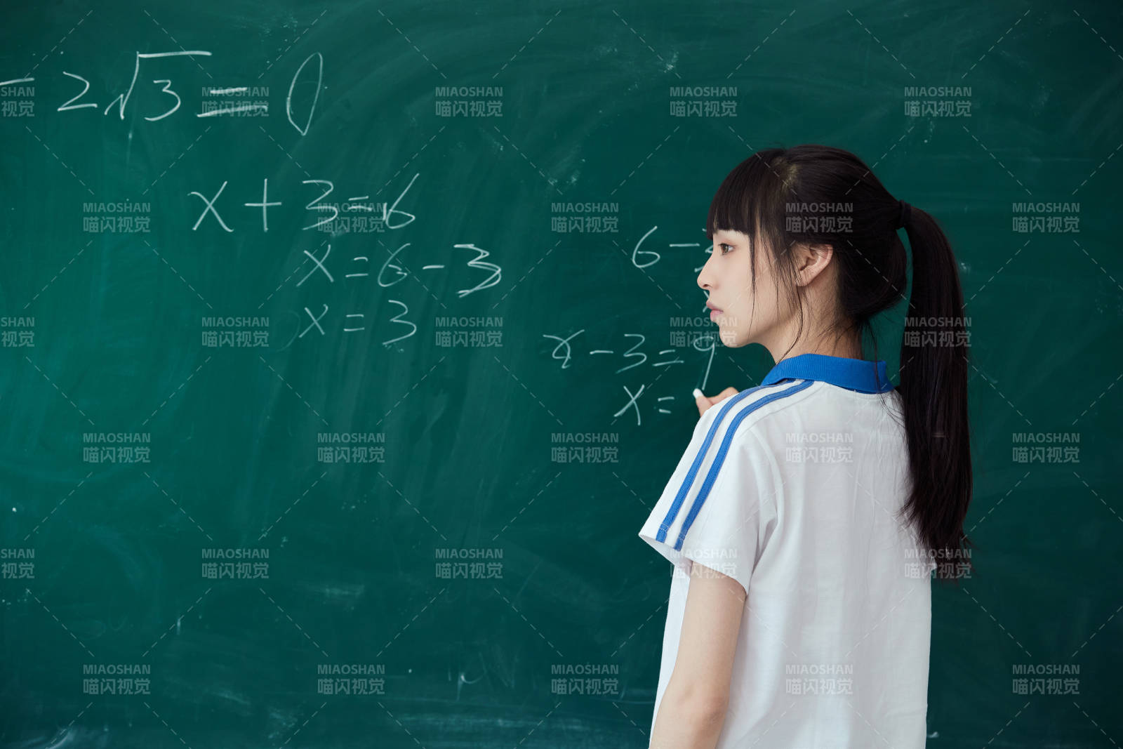 上课时在教室黑板解答数学习题的高中生