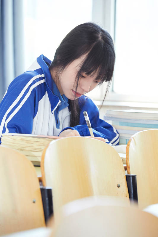 教室里努力看书学习备战高考的女高中生