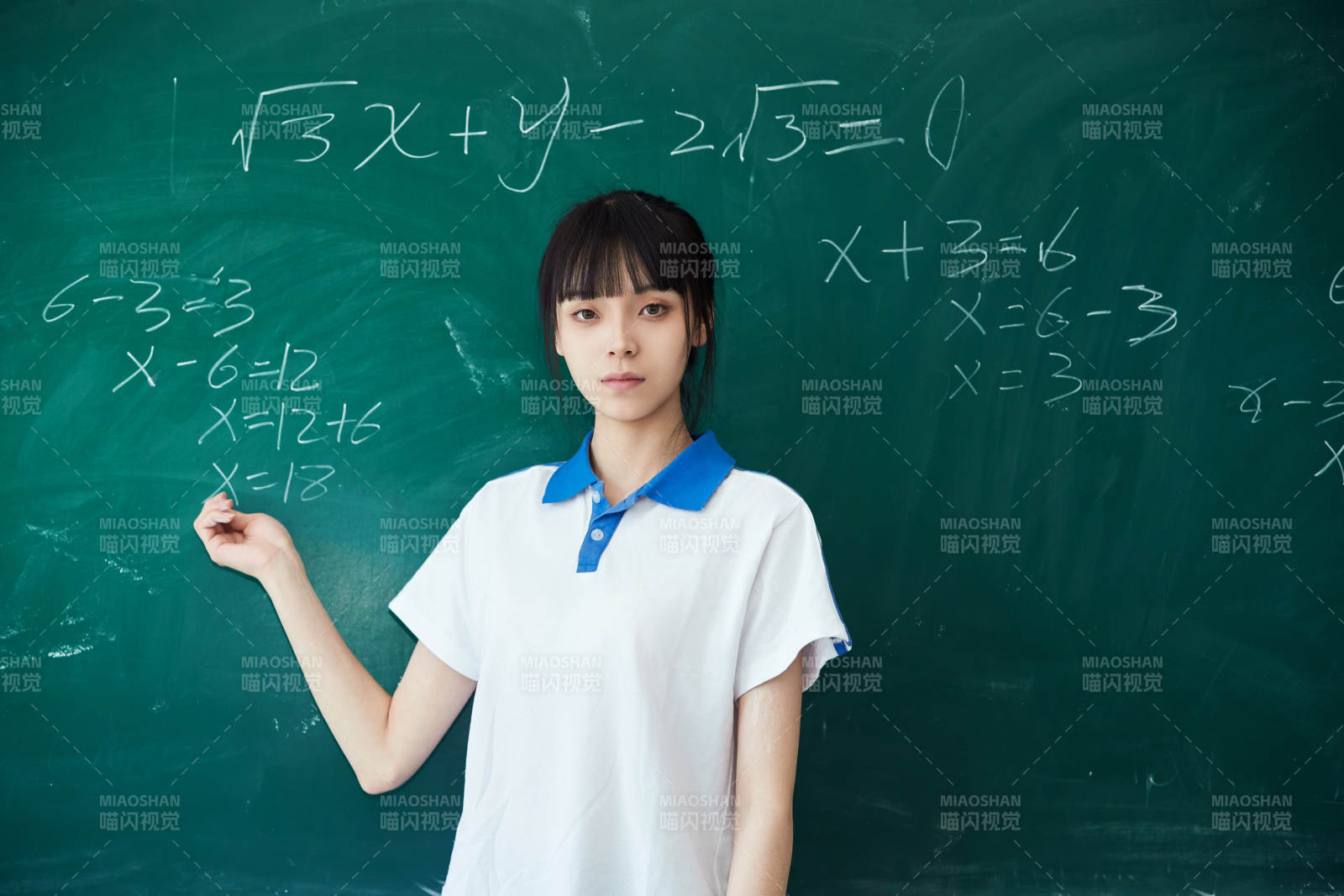 上课时在教室黑板解答数学习题的高中生