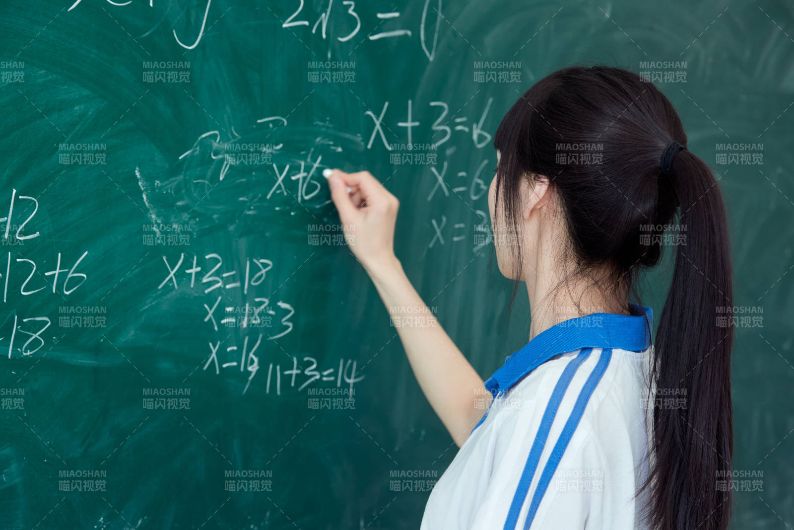 上课时在教室黑板解答数学习题的高中生