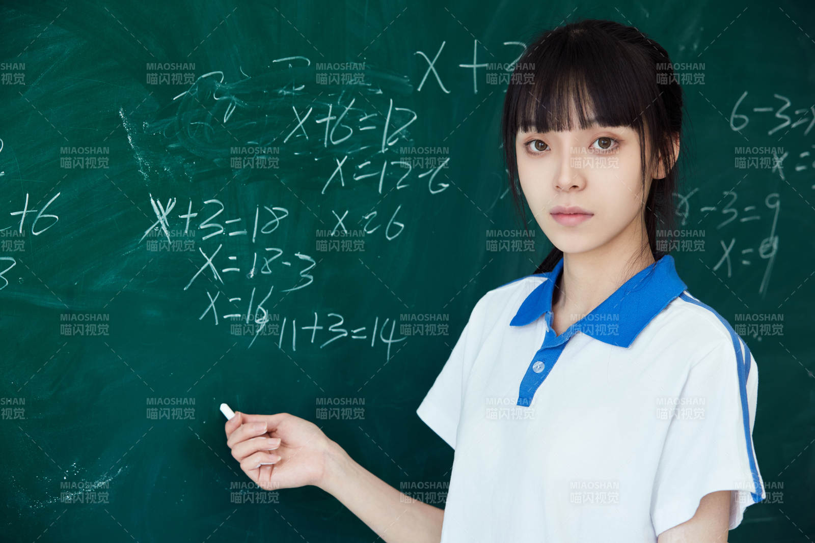 上课时在教室黑板解答数学习题的高中生