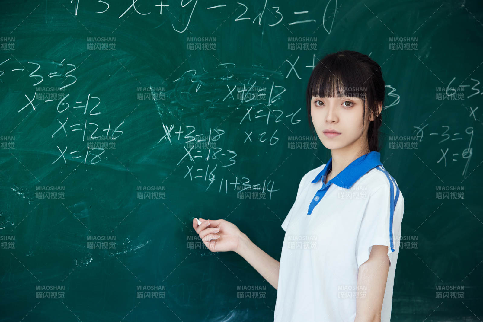 上课时在教室黑板解答数学习题的高中生