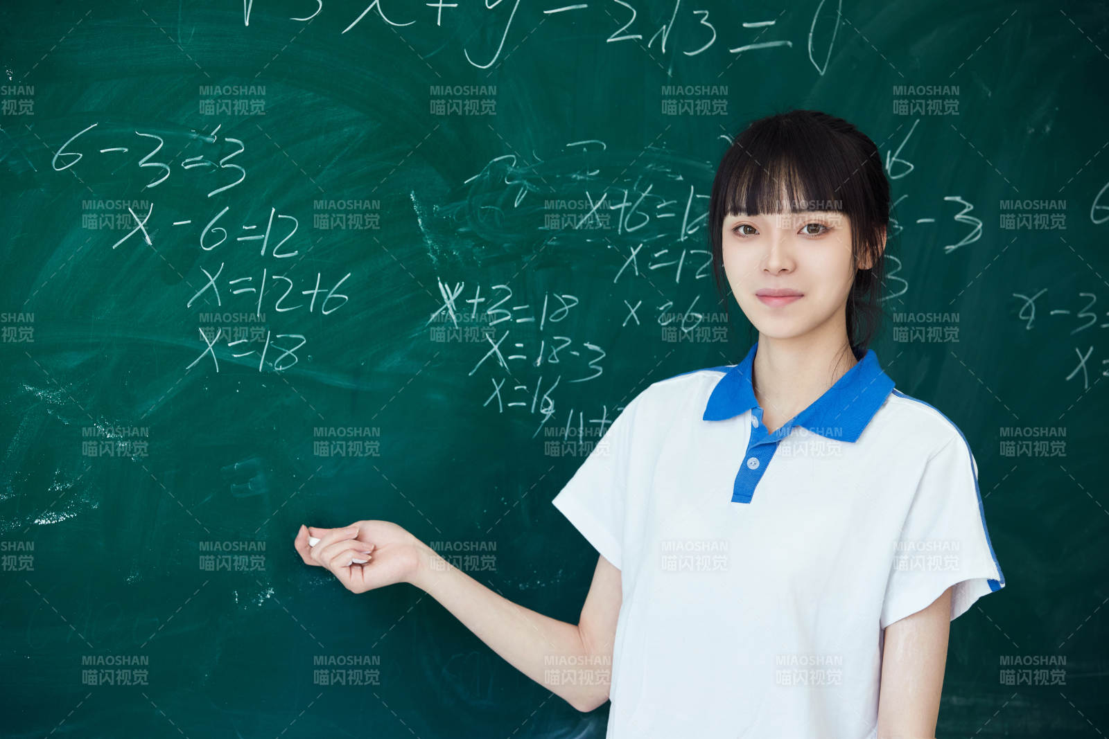 上课时在教室黑板解答数学习题的高中生