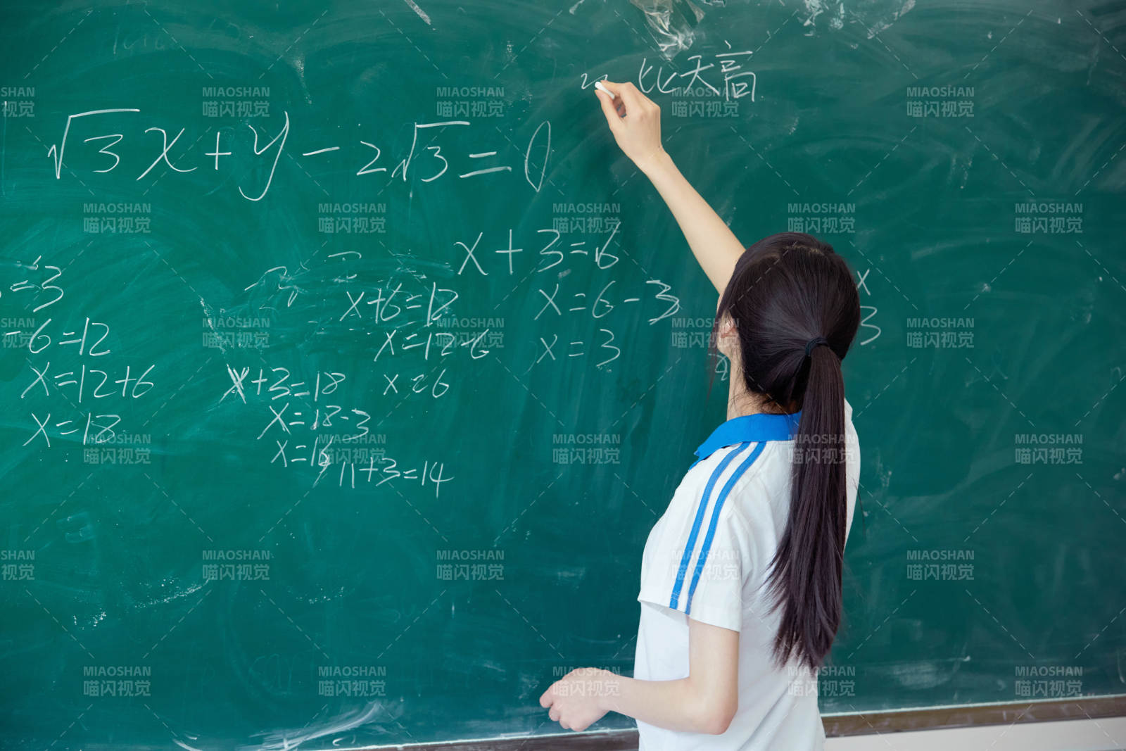 上课时在教室黑板解答数学习题的高中生