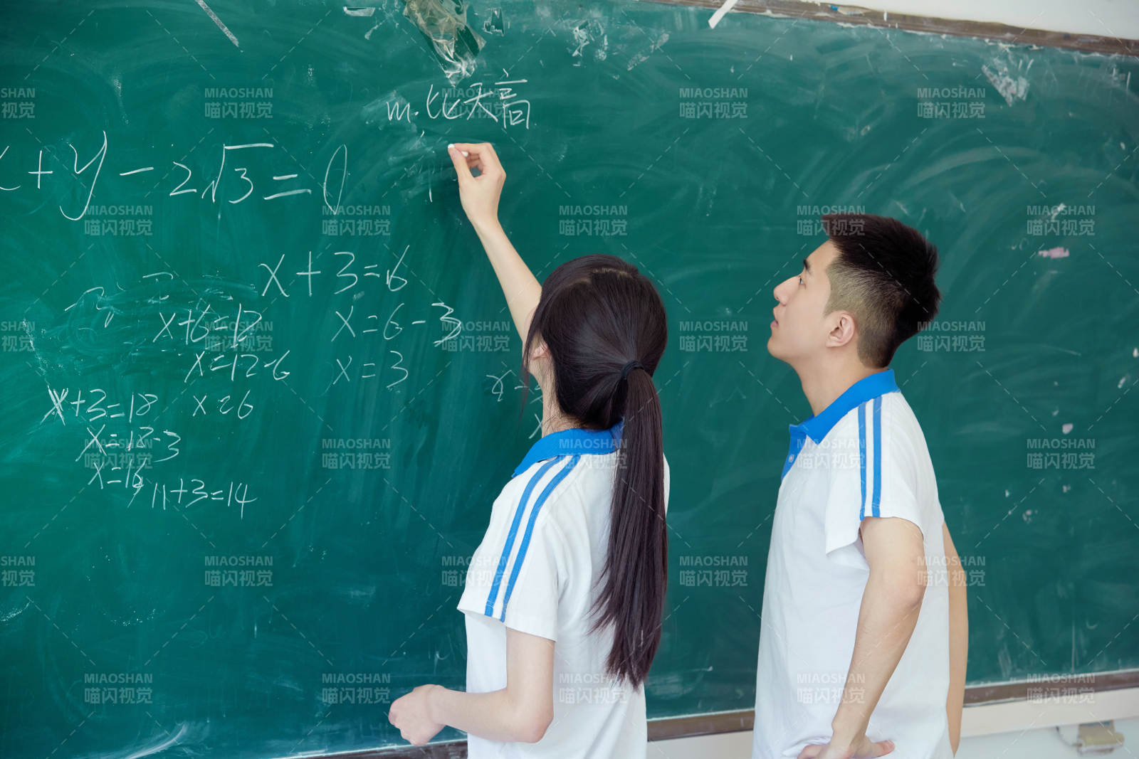 上课时在教室黑板解答数学习题的高中生