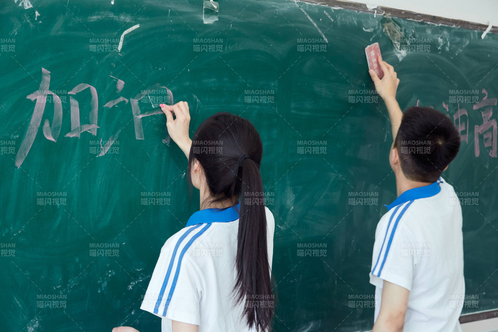 教室里講臺上為高考加油激勵的高中生