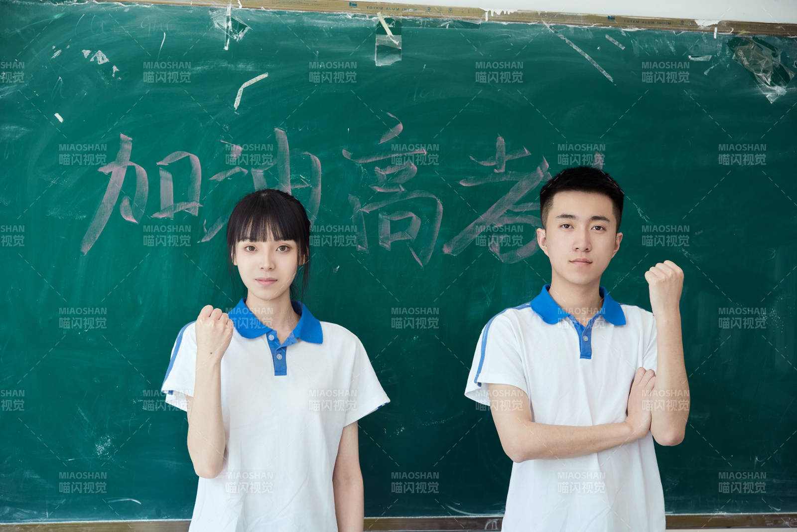 教室里講臺上為高考加油激勵的高中生