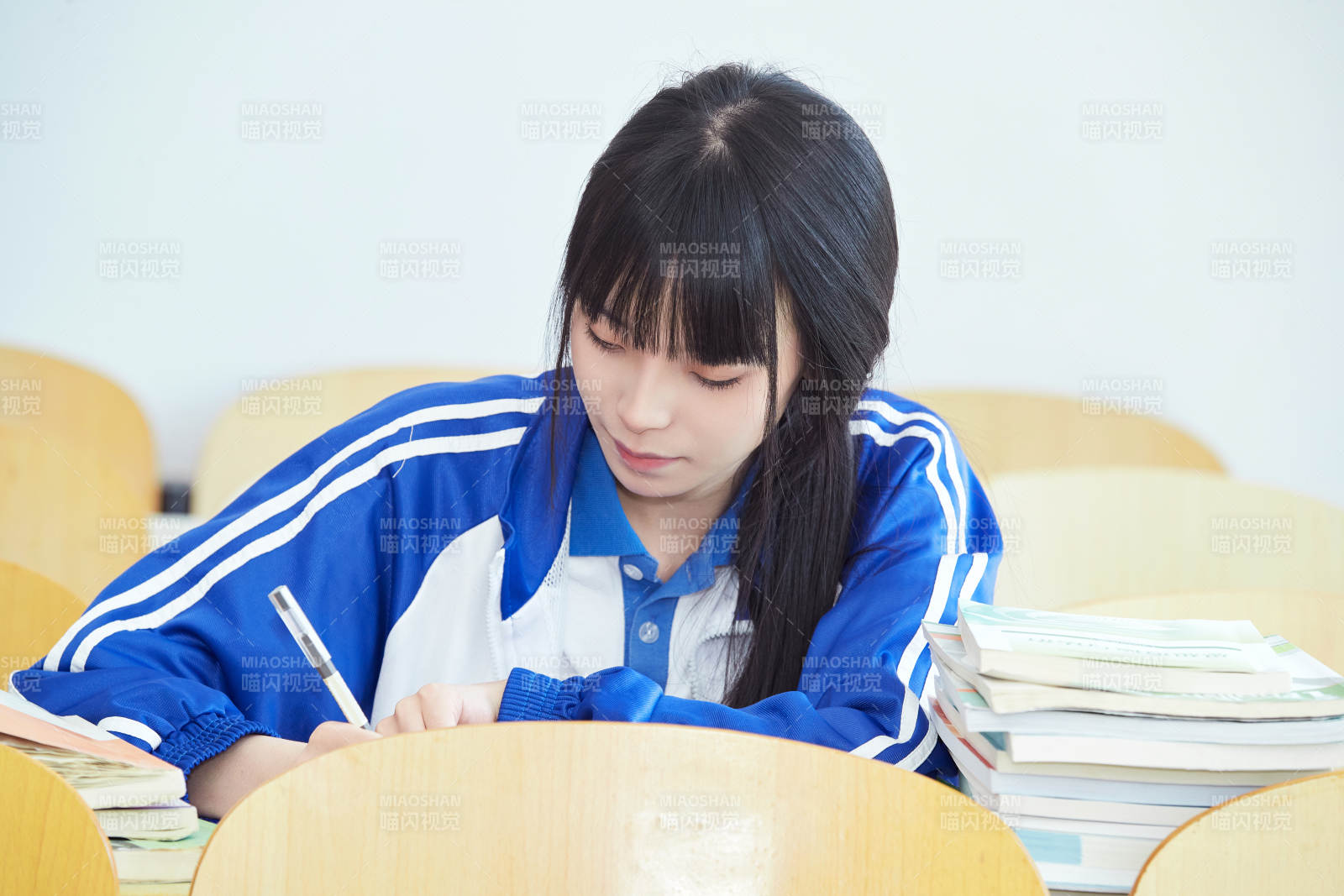 教室里努力看書學習備戰高考的女高中生