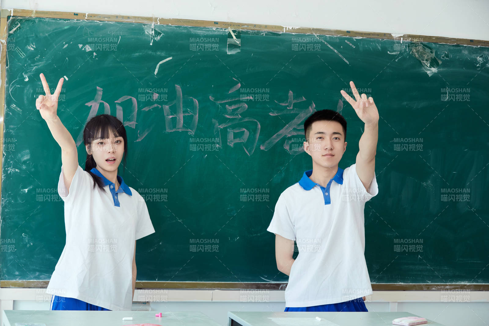 教室里講臺上為高考加油激勵的高中生