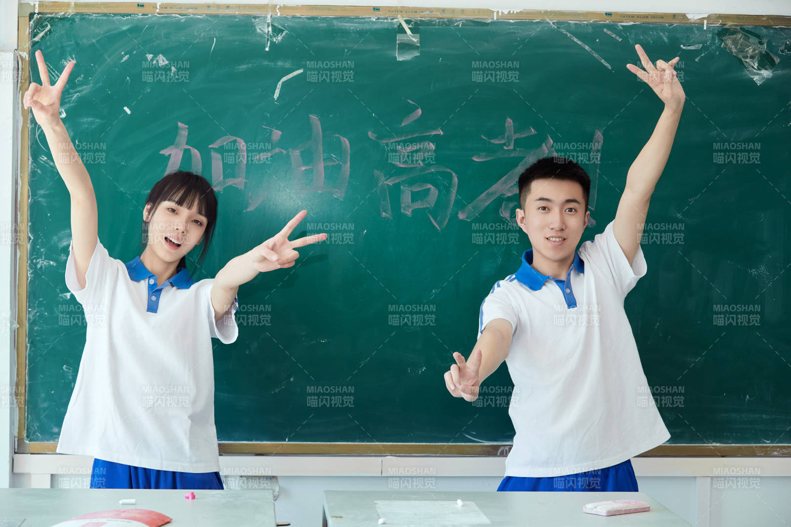 教室里講臺上為高考加油激勵的高中生