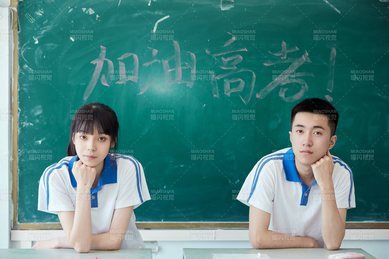 教室里講臺(tái)上為高考加油激勵(lì)的高中生