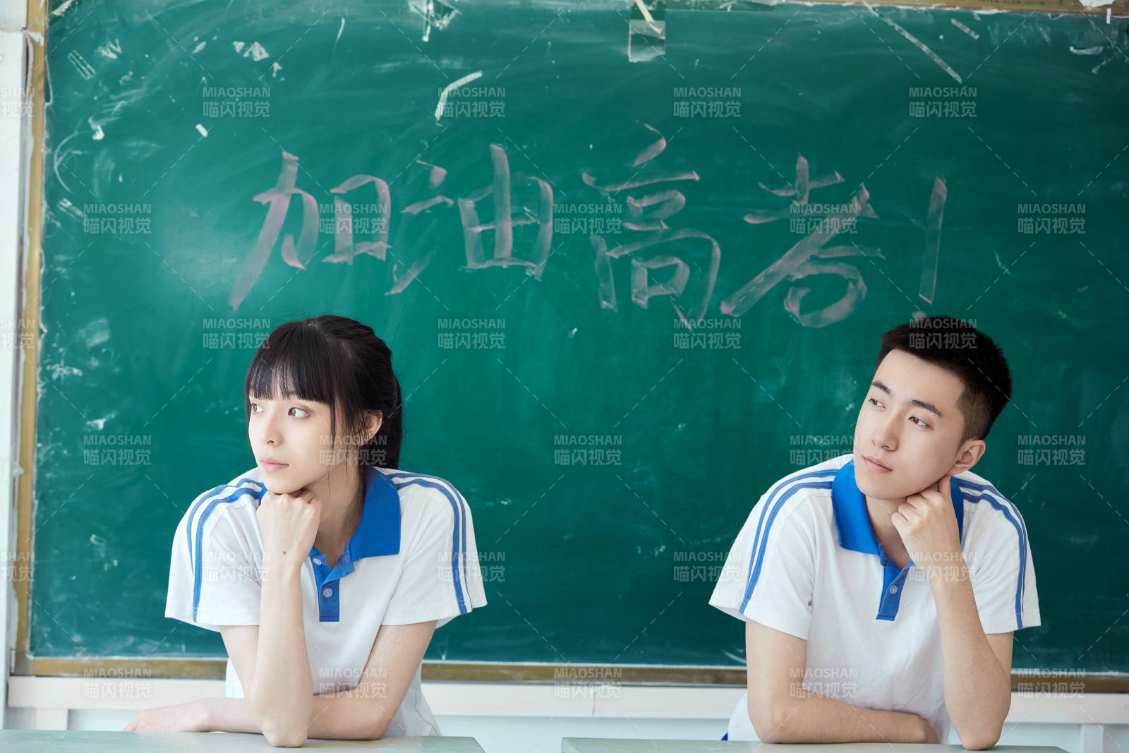 教室里講臺上為高考加油激勵的高中生