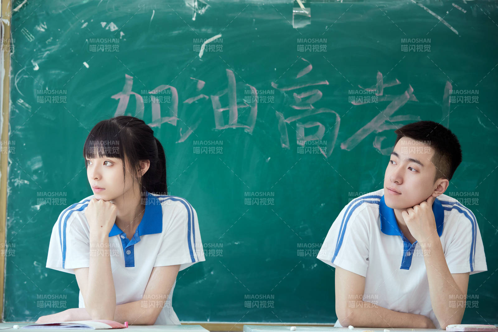 教室里講臺上為高考加油激勵的高中生