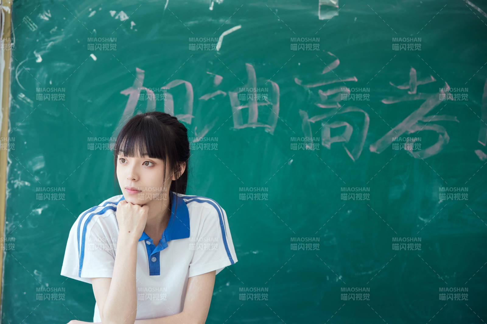 教室里講臺(tái)上為高考加油激勵(lì)的高中生