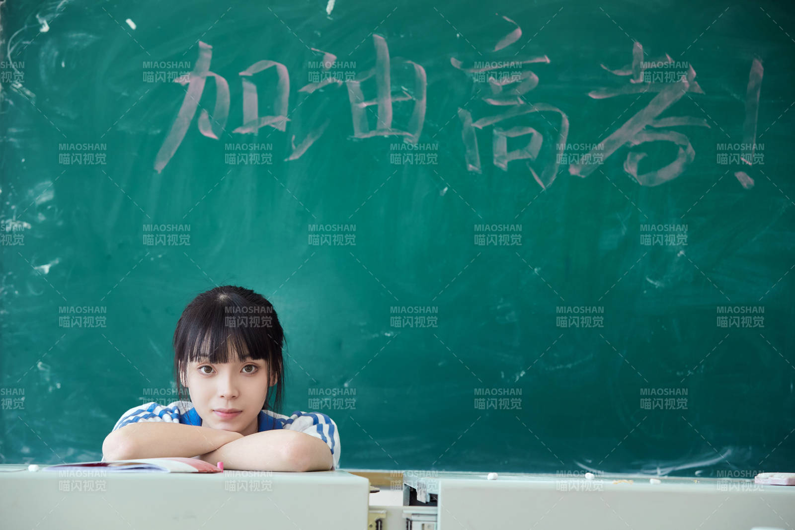 教室里講臺上為高考加油激勵的高中生