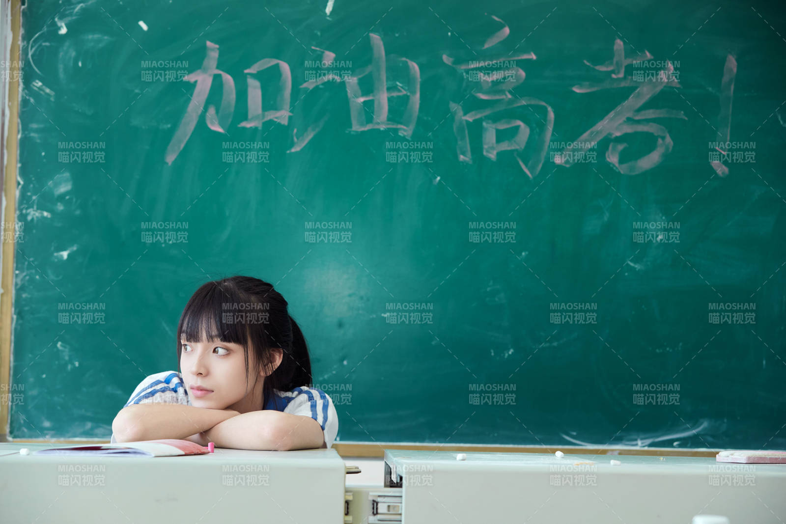 教室里講臺上為高考加油激勵的高中生